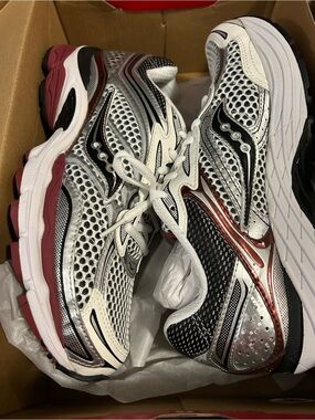 Saucony ProGrid Omni 9 OG White/Silver/Red Men’s Size 8/Women’s 9.5, NEW in Box